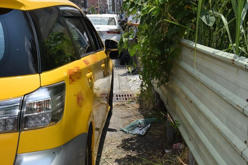 雲林縣詹姓男子日前在斗六市隨機砸車窗偷竊車上財物，警方以車追人，16日持拘票將他逮捕到案。警方分析詹男專找人煙稀少、沒有監視器的地方，撿拾路旁石頭將車窗打破後竊取車內財物。（警方提供）中央社記者姜宜菁傳真  112年7月19日