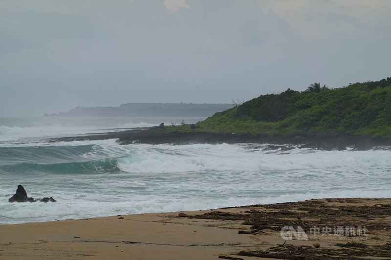 屏東恆春半島19日天氣不穩定,從中央氣象局海水浴場資料中可見,墾丁海域在中午12時浪高達1.6公尺;南灣與船帆石的海邊可見陣陣白浪推進沙灘。中央社記者李卉婷攝 112年7月19日