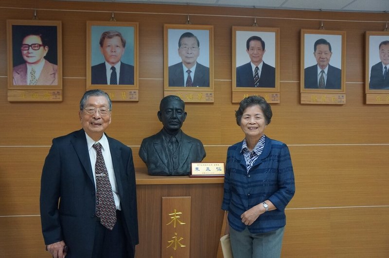 農委會19日表示,水稻育種專家、前台中區農改場場長謝順景(左)已於11日晚間安詳辭世,享耆壽95歲。圖為2014年間謝順景與夫人在台中區農改場場史館留影。(農委會台中區農改場提供)中央社記者楊淑閔傳真 112年7月19日