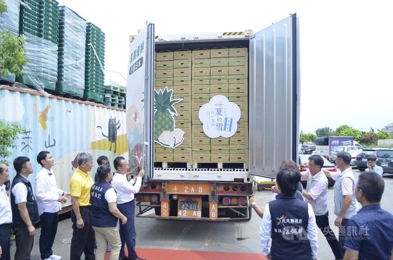 嘉義縣民雄鄉生產的15.6公噸牛奶鳳梨19日正式封櫃啟航，將首度外銷西日本地區，預計在山口縣丸久超市90間門市同步上架。中央社記者蔡智明攝  112年7月19日