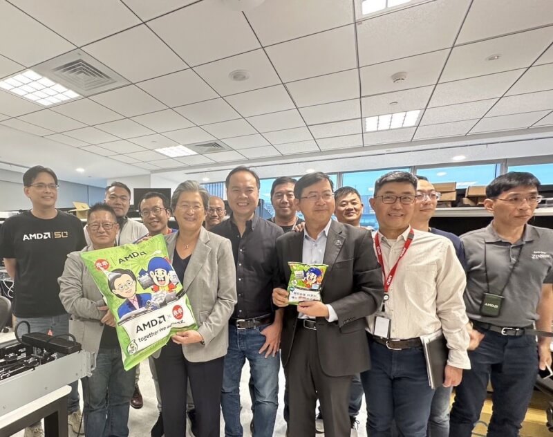 超微董事長暨執行長蘇姿丰（前左2）來台，她19日推文表示在台灣與超微團隊開會，並貼出手拿一包印有她頭像的超大綠色乖乖。（圖取自twitter.com/LisaSu）