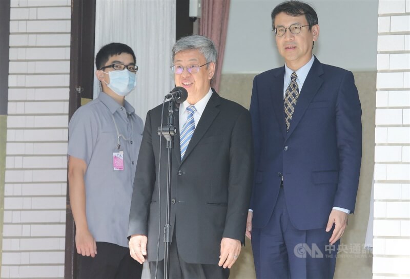 前美國總統川普嗆台灣搶走美國晶片生意，立法院會19日邀請行政院長陳建仁（中）率同相關部會首長列席，陳建仁在會前接受媒體訪問回應。中央社記者郭日曉攝 112年7月19日