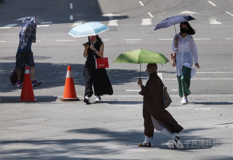 圖為台北市中正區民眾外出紛紛撐傘遮陽。（中央社檔案照片）