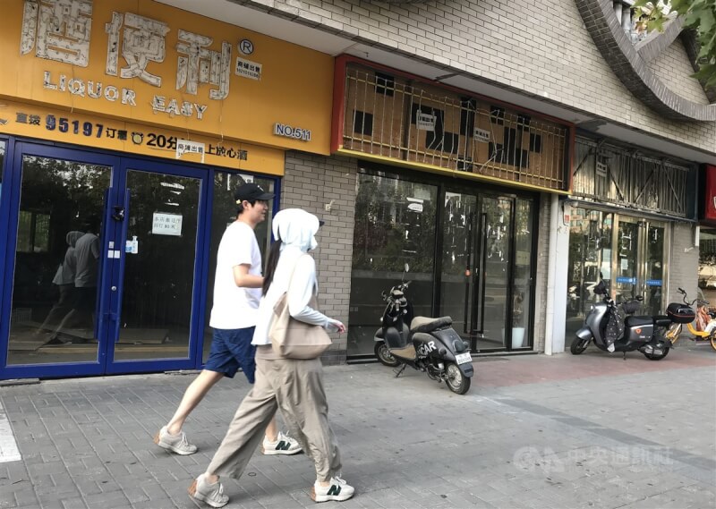 中國房地產市場低迷，經濟復甦未如預期。圖為北京市東城區一處街邊相連著的3家店面都空置未使用。（中央社檔案照片）