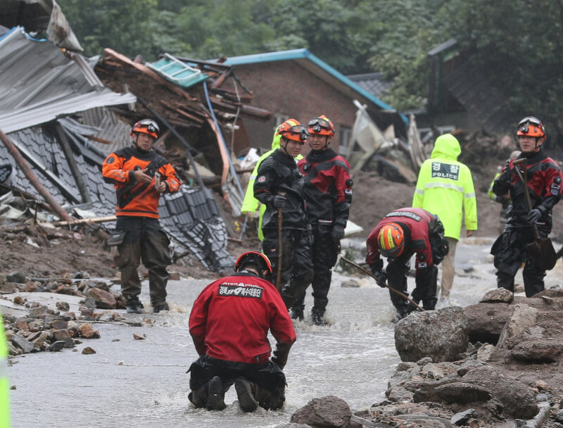 韓國豪雨引發大範圍洪水與山崩，搜救人員15日在醴泉郡尋找失蹤者。（韓聯社）