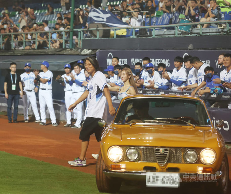 美籍韓裔好萊塢巨星「韓哥」姜成鎬（前左）19日晚間開著跑車進入新莊棒球場，為中華職棒富邦悍將隊開球，不只球迷為之瘋狂，球員們也相當興奮。中央社記者張新偉攝 112年7月19日