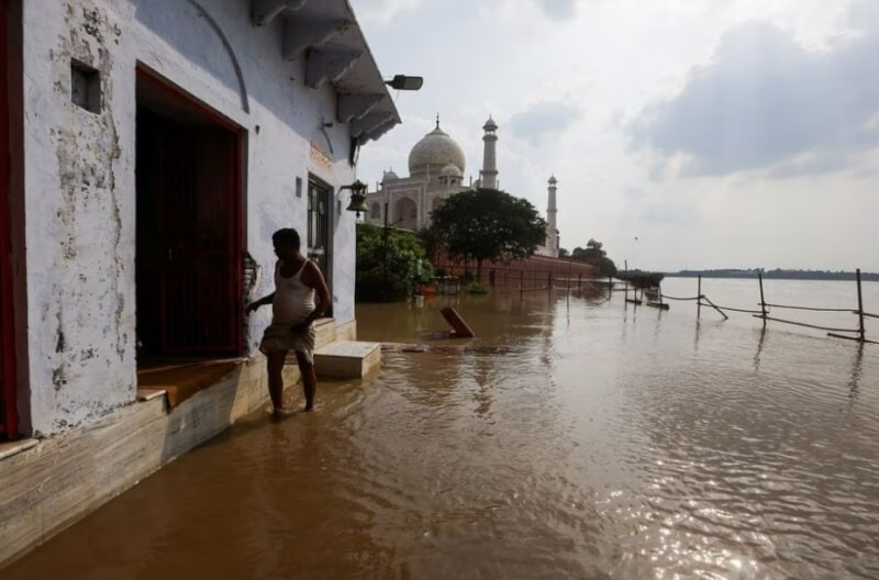 印度北部地區連日暴雨引發洪災，18日洪水湧向知名古蹟泰姬瑪哈陵。（路透社）