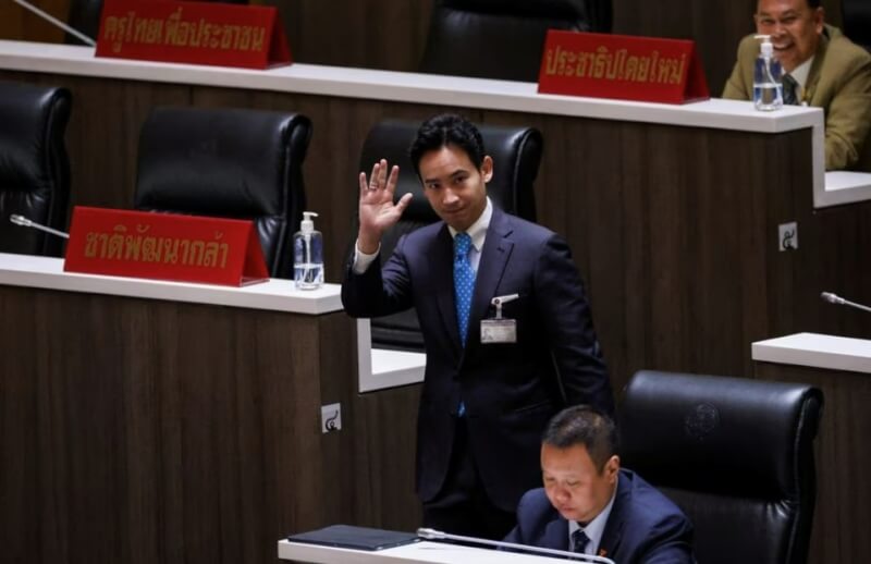 泰國前進黨黨魁皮塔（中）在13日的國會總理選舉中失利，國會19日再度表決，過半數議員反對皮塔被二度提名，皮塔確定無法競逐總理大位。（路透社）