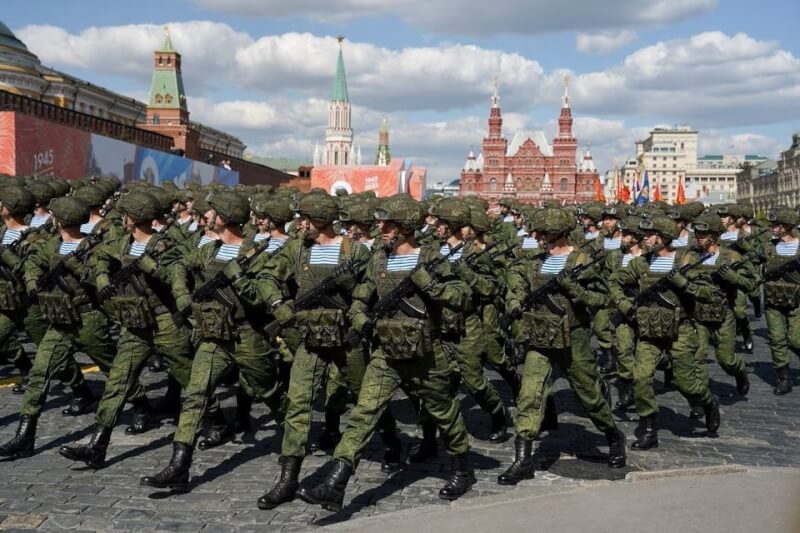 圖為去年5月俄羅斯軍人在莫斯科紅場參加閱兵儀式。（Pelagiya Tikhonova/Moscow News Agency/Handout via 路透社）