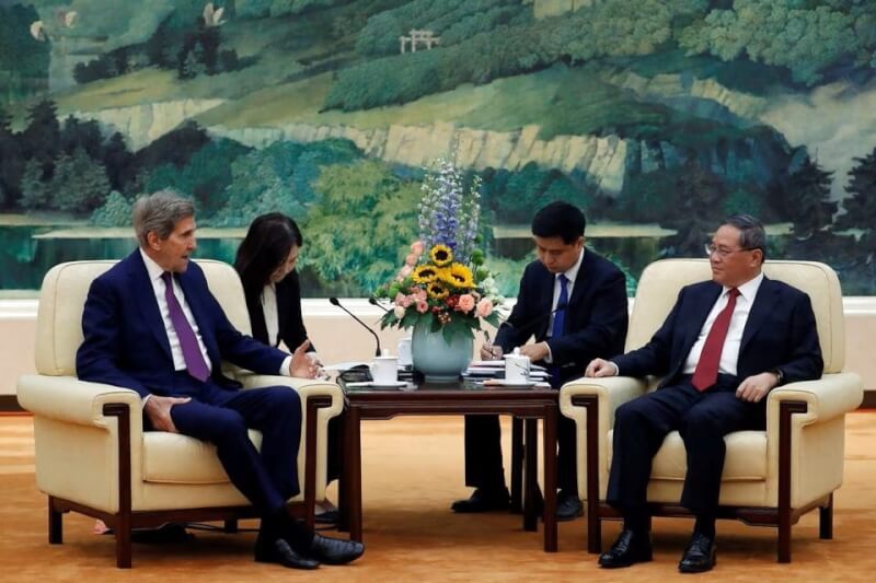 美國總統氣候問題特使凱瑞（左）18日會見中國國務院總理李強（右）。（路透社）