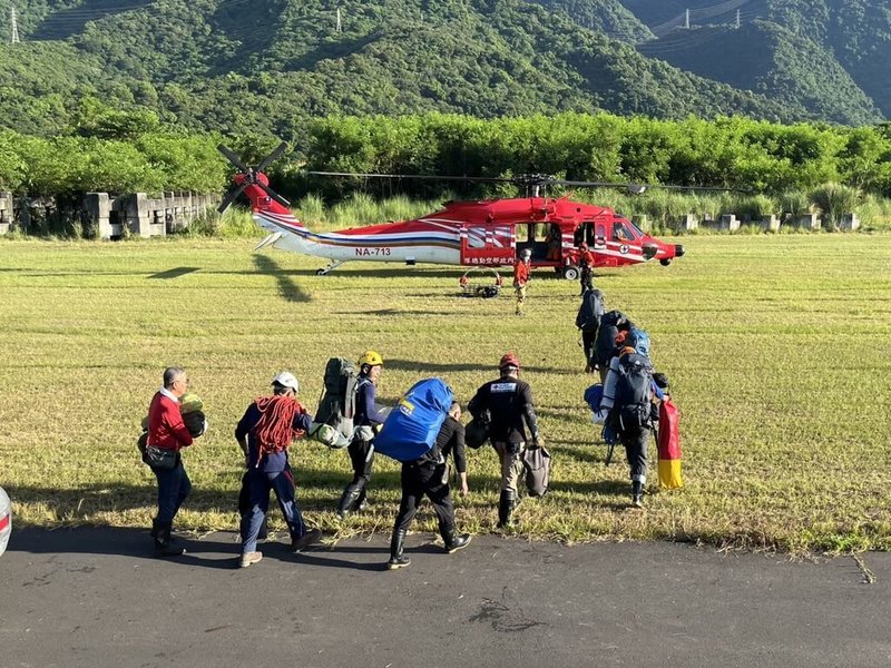 47歲鄭姓女山友跟團走奇萊東稜路線,鄭女疑因腳程慢掉隊獨走,17日上午跟領隊告知位置在磐石西峰後即失聯,搜救人員獲報後連日陸、空搜尋,20日中午前尋獲鄭女。(花蓮縣消防局提供)中央社記者張祈傳真 112年7月20日