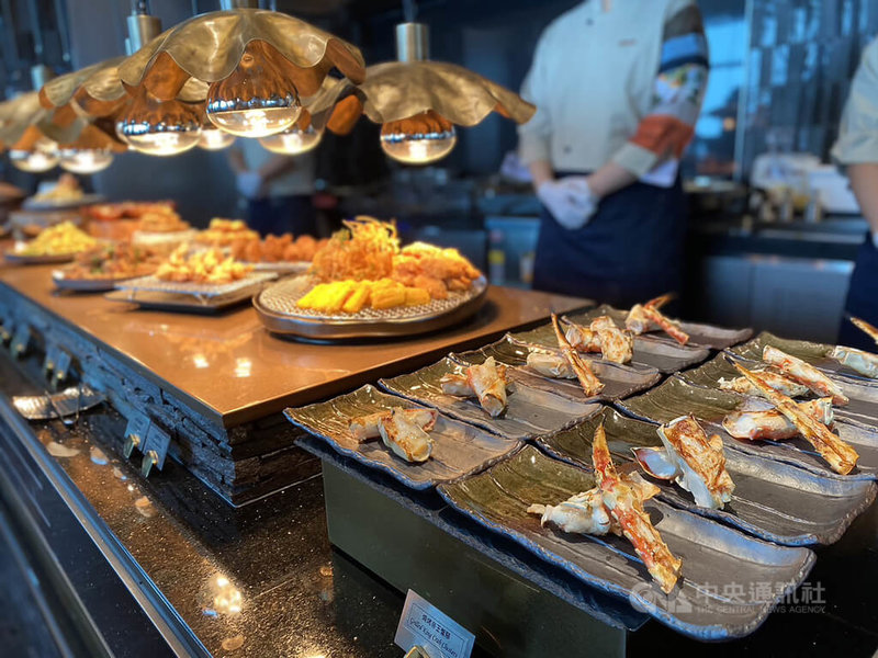 饗賓餐旅集團推出的Buffet餐廳「饗A Joy」將於23日開幕,不含服務費的午、晚餐定價都超過新台幣3000元,挑戰台灣自助餐價格天花板。圖為高檔燒烤帝王蟹腳。中央社記者余曉涵攝 112年7月20日