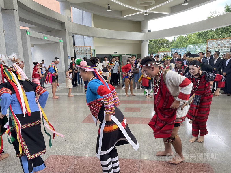 馬英九基金會邀請中國大陸5校37人來台參訪，20日下午前往國立東華大學交流，校方安排學生以原住民舞蹈迎接陸生團。中央社記者張祈攝 112年7月20日