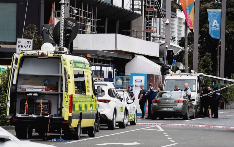 紐西蘭第一大城奧克蘭市中心20日發生致命槍擊案，警方隨後抵達事發現場。（路透社）