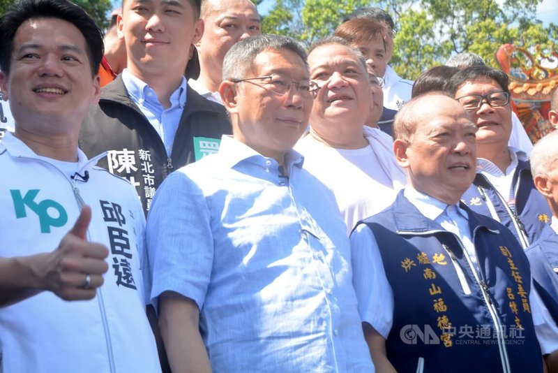台灣民眾黨主席柯文哲(前中)20日上午在立委邱臣遠(前左)等陪同下,前往新北市中和區烘爐地南山福德宮祈福,並與廟方委員們合影留念。中央社記者黃旭昇新北攝 112年7月20日
