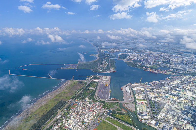 台灣港務公司和台南市政府20日舉行「港市合作平台」會議，為達安平港區「北觀光、南自貿」雙軸心發展全方位目標，「漁光島土地擴大都市計畫案」已公告實施，將辦理漁光島南北側市地重劃，預定2023年投入逾新台幣1億元，打造觀光遊憩商業及親水遊憩區。（台南市政府提供）中央社記者張榮祥台南傳真  112年7月20日