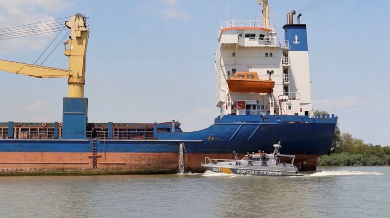 圖為去年7月一艘貨船跟在烏克蘭警衛隊快艇後方行經黑海。（路透社）