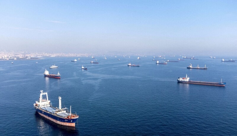 圖為2022年10月31日，包含黑海穀物交易的商業船隻，在土耳其伊斯坦堡周邊的海上等待穿越博斯普魯斯海峽抵達黑海。（路透社）