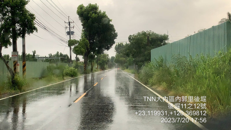 台南地區20日受午後雷陣雨影響，局部區域降下豪雨，根據中央氣象局南區氣象中心觀測，截至晚間6時30分，大內區3小時累積雨量141毫米，其中下午4時40分至5時40分的1小時內，雨量突破100毫米，所幸僅局部路面積水，未傳出災情。（台南市政府提供）中央社記者張榮祥台南傳真 112年7月20日