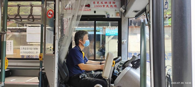 基隆市公車處20日起導入神秘客稽核制度，透過派遣不同人員搭乘不同公車路線，盼主動發現問題並快速改善，並會鼓勵優良駕駛。制度實施首日即發現公車駕駛員賴文豐（圖）獲乘客極力讚許。（基隆市政府提供）中央社記者王朝鈺傳真  112年7月20日