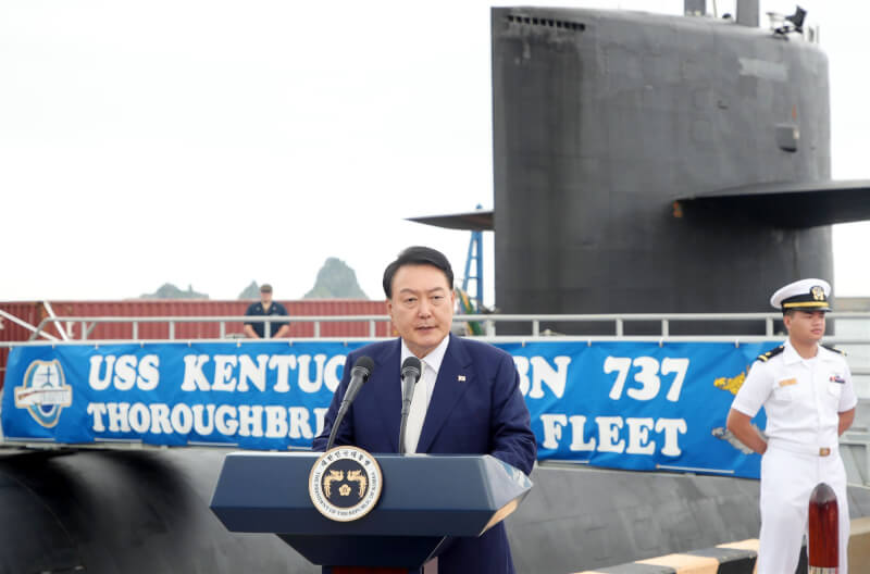 韓總統尹錫悅（圖中）19日在釜山的海軍基地登上了配備可攜帶核彈頭彈道飛彈的美軍潛艦「肯塔基號」，針對北韓的核武與飛彈威脅發出強烈警告。（韓聯社）