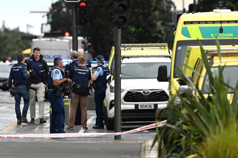 一名男子20日在紐西蘭奧克蘭市中心一處建築工地開槍，導致兩人喪命，槍手也已死亡。（法新社）