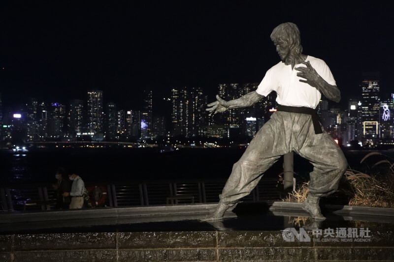 圖為2021年李小龍81歲冥誕，位於香港星光大道的李小龍銅像換上新裝，重現電影「唐山大兄」的造型。（中央社檔案照片）
