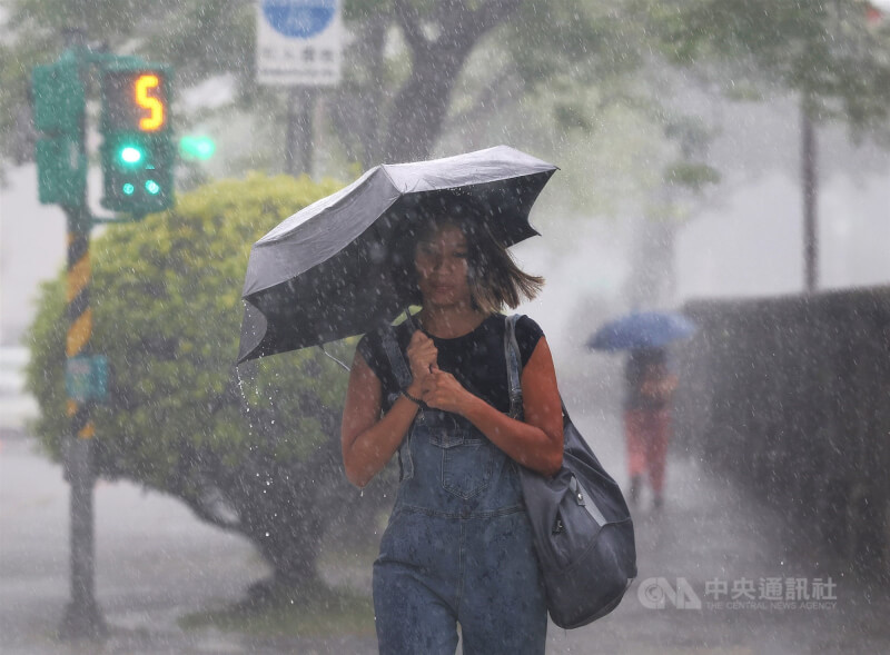 圖為台北市中正區中午下起大雷雨，還出現陣陣強風。（中央社檔案照片）