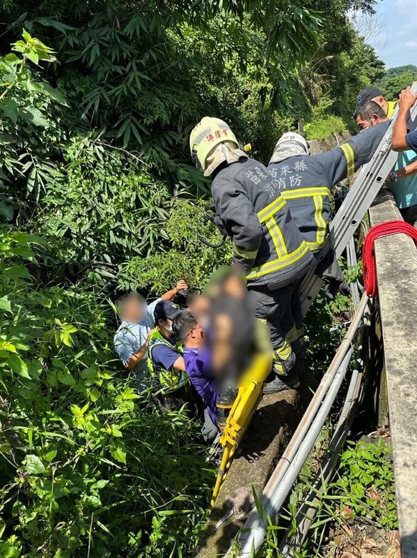 苗栗縣卓蘭鎮72歲黃姓老翁20日赴山區巡視水源卻遲未返家，親友協尋發現他倒臥在竹林中，已失去生命跡象，警消獲報到場緊急將黃翁送醫仍不治，將報請檢方相驗以釐清死因。（民眾提供）中央社記者管瑞平傳真  112年7月20日