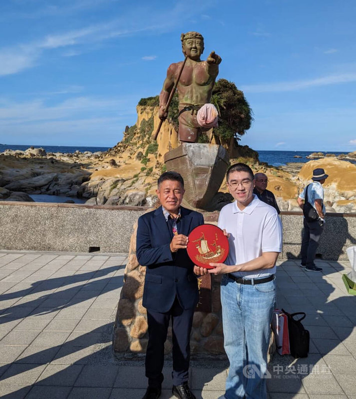 日本沖繩縣議會議長赤嶺昇（前左）20日率團參訪位在基隆市和平島地質公園內的「琉球漁民慰靈碑」，基隆市長謝國樑（前右）同行接待。中央社記者王朝鈺攝  112年7月20日