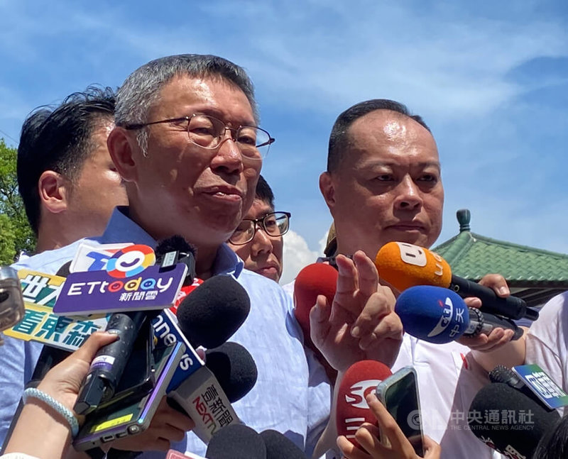 台灣民眾黨主席柯文哲(前左)20日對台北流行音樂中心未結清的新台幣1.9億元工程款表示,台北市長蔣萬安要解決,若中央不出錢,北市就要勇敢負擔。中央社記者黃旭昇新北攝 112年7月20日