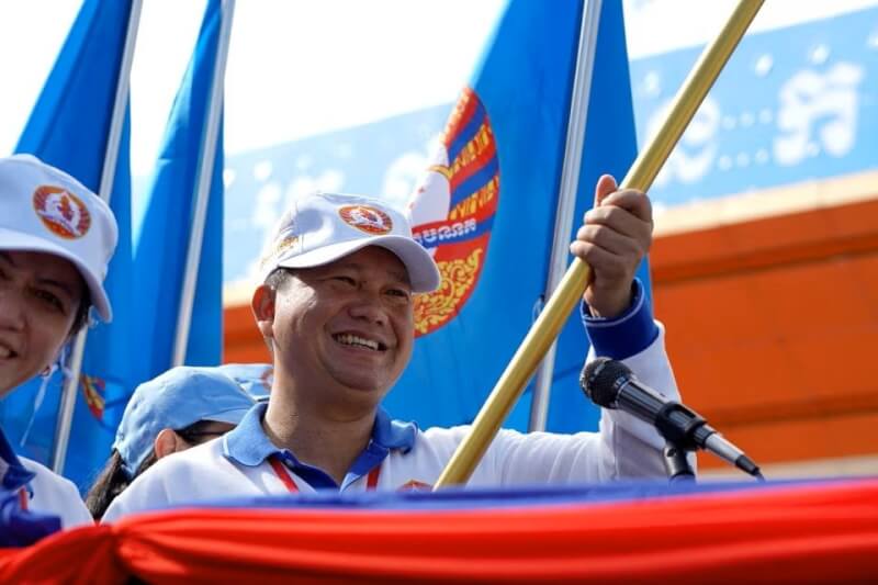 柬埔寨總理洪森之子洪馬內（圖）參選議員，被視為開始準備接班。圖為洪馬內在一場競選活動中掌旗。（路透社）