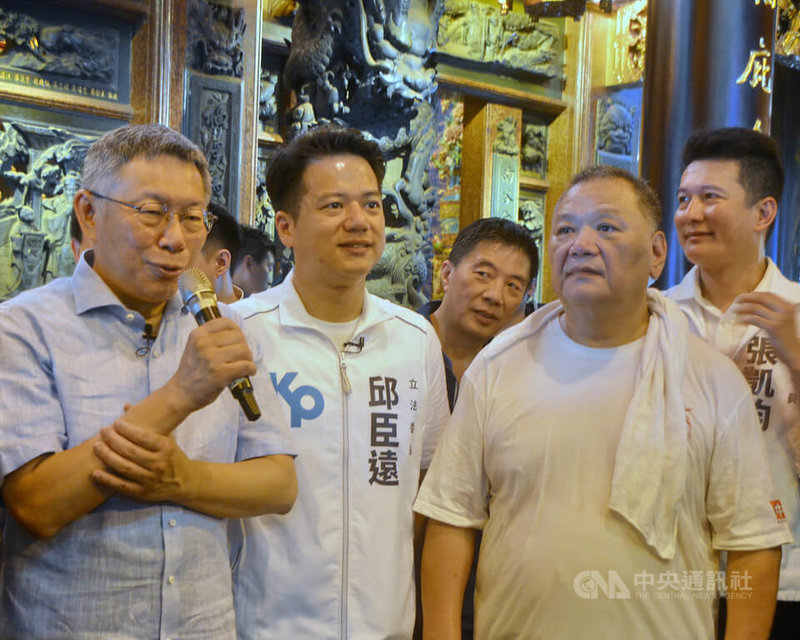 台灣民眾黨主席柯文哲(前左1)20日上午在立委邱臣遠(前左2)等陪同下,前往新北市中和區烘爐地南山福德宮祈福。中央社記者黃旭昇新北攝 112年7月20日