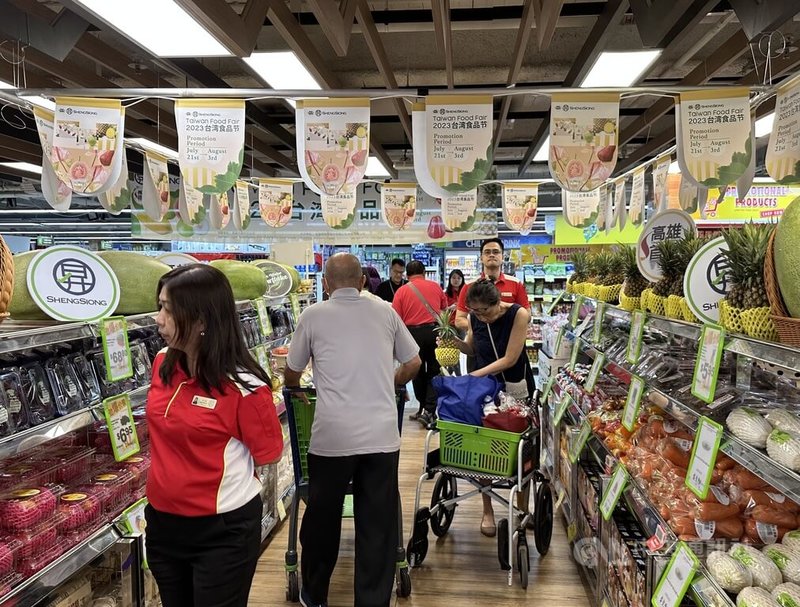新加坡連鎖超市昇菘超市攜手高雄市舉辦台灣食品節,活動21日起跑,將持續2週。圖為位於Junction 10商場的門市。中央社記者侯姿瑩新加坡攝 112年7月21日