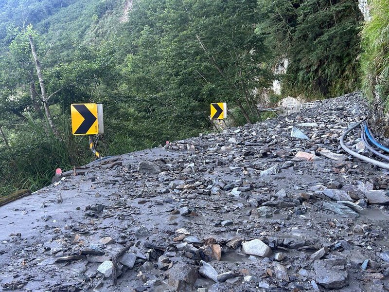 南橫山區20日晚間大雨,南橫公路向陽和栗園附近發生坍方及土石流,目前利稻至向陽管制進入。(關山工務段提供)中央社記者盧太城台東傳真 112年7月21日