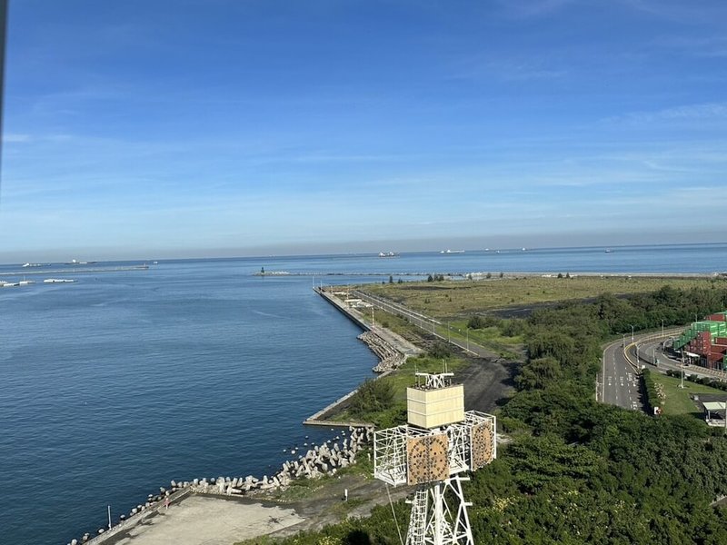 帛琉籍貨櫃船「天使輪」20日在高雄港外海進水傾斜，21日凌晨呈半沉沒，僅剩船首浮於水面，高雄港務分公司上午全力打撈漂流貨櫃，目前二港口已恢復進出港。（高雄港務分公司提供）中央社記者洪學廣傳真 112年7月21日