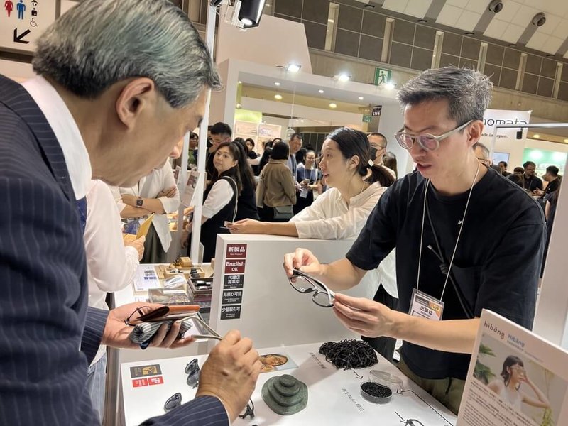 台灣品牌Hibāng推出「友漁循環眼鏡」，以廢棄漁網再製為眼鏡材料，在東京設計商品展廣受日本市場喜愛。（松山文創園區提供）中央社記者王寶兒傳真 112年7月21日