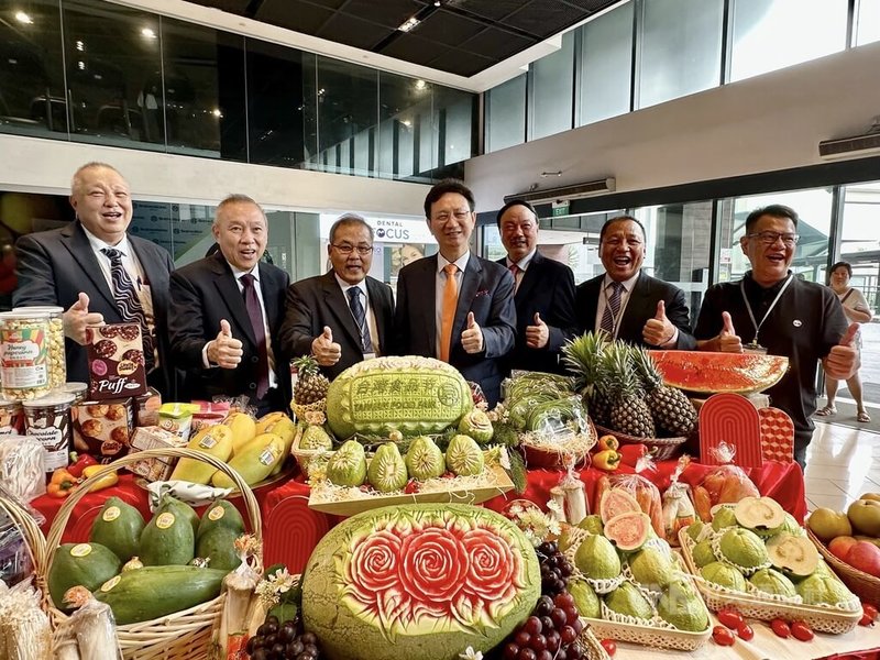 新加坡連鎖超市昇菘超市攜手高雄市舉辦台灣食品節，21日舉辦開幕式，駐新加坡代表童振源（左4）、高雄市政府農業局長張清榮（左3）及昇菘集團代表等人出席。中央社記者侯姿瑩新加坡攝  112年7月21日
