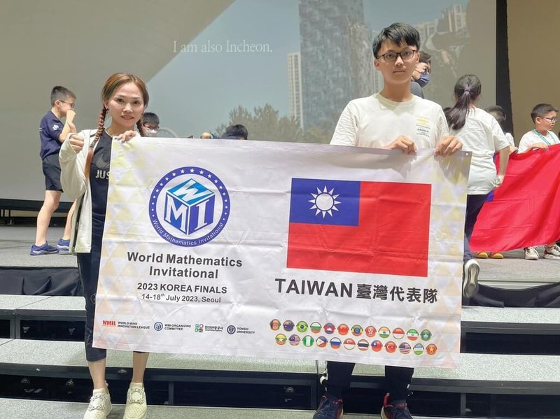國立花蓮高中高三生李威逸（右）代表台灣到韓國參加世界數學邀請賽韓國總決賽，拿下高中組金牌。（花蓮高中提供）中央社記者張祈傳真  112年7月21日