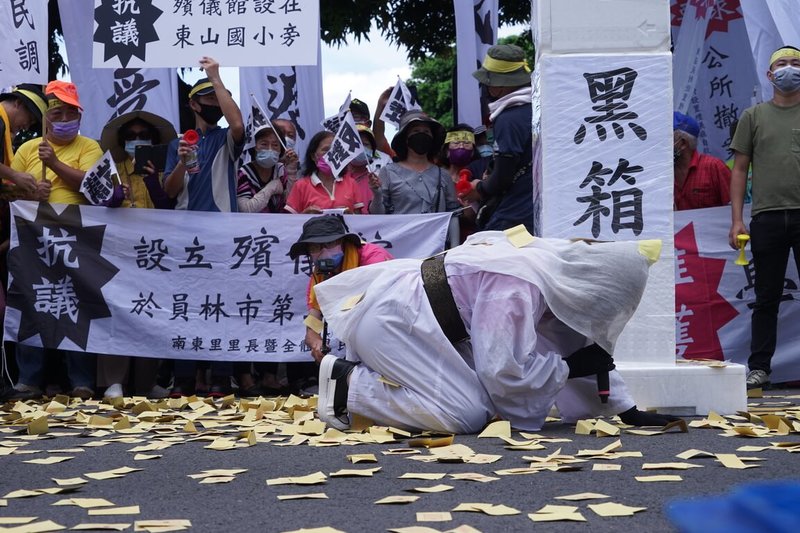 彰化員林市反東區設置禮儀廳自救會成員21日前往員林市公所抗議，希望市公所取消在員林市東區興建生命禮儀廳的計畫。（民眾提供）中央社記者吳哲豪傳真  112年7月21日