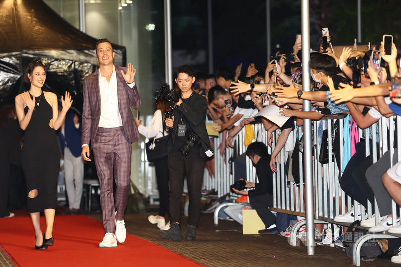 美國職籃NBA熱火隊球星羅賓森(Duncan Robinson)(左2)訪台,21日到台北出席微風南山潮流時空之夜活動,羅賓森穿著一身帥氣西裝走紅毯,吸引大批粉絲圍觀。中央社記者王騰毅攝 112年7月21日