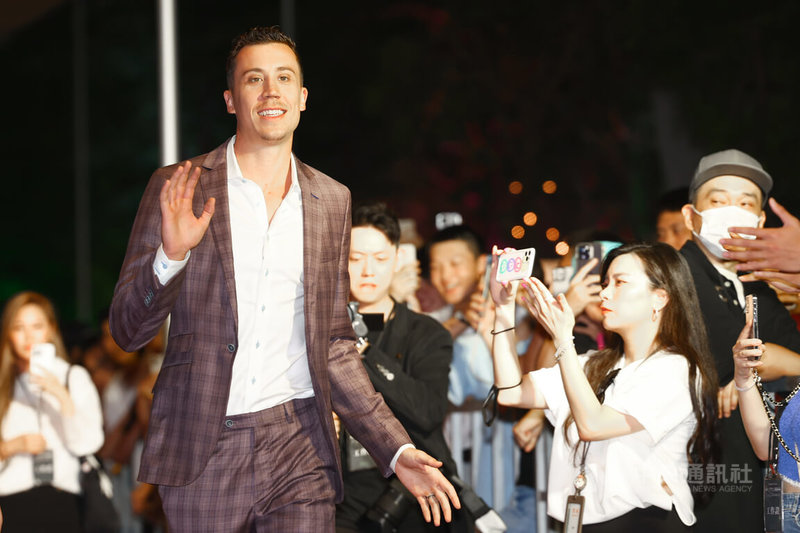 美國職籃NBA熱火隊球星羅賓森(Duncan Robinson)(前左)訪台,21日到台北出席微風南山潮流時空之夜活動,羅賓森穿西裝走紅毯揮手向圍觀群眾致意。中央社記者王騰毅攝 112年7月21日