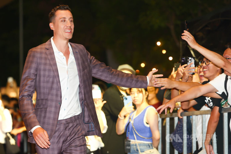 美國職籃NBA熱火隊球星羅賓森(Duncan Robinson)(左)訪台,21日到台北出席微風南山潮流時空之夜活動,羅賓森穿西裝走紅毯,親切的與群眾互動。中央社記者王騰毅攝 112年7月21日