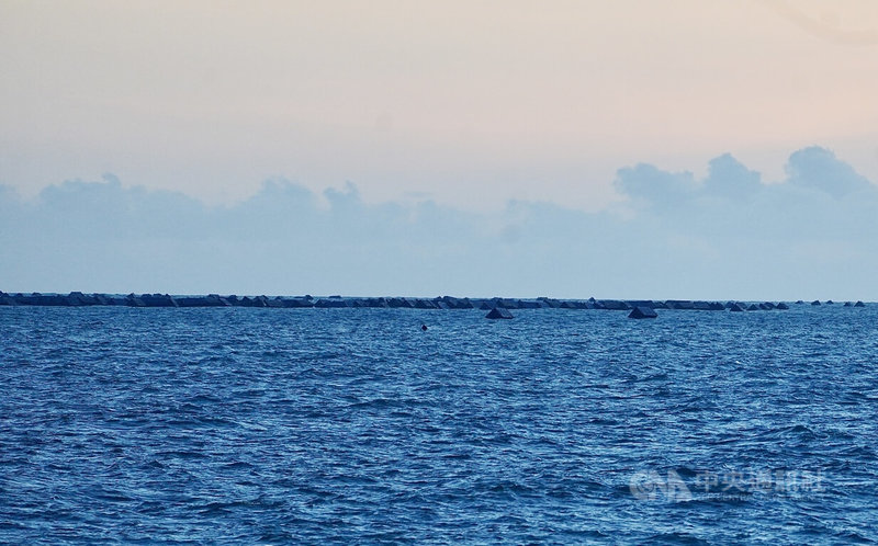 帛琉籍貨櫃船「天使輪」在高雄港外海進水沉沒,船上1349只貨櫃往南漂流海面。圖為21日傍晚散落的貨櫃漂流在高雄中芸漁港外海,遠望整片海面都是貨櫃。中央社記者董俊志攝 112年7月21日