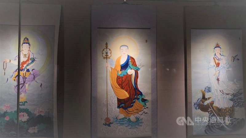 嘉義市書藝協會理事長陳姿妃7月在梅嶺美術館舉辦「藝遊未盡」畫展，她以佛教徒角度畫工筆佛像，讓觀賞者感受到菩薩散發幸福圓滿的氣息。中央社記者蔡智明攝  112年7月21日