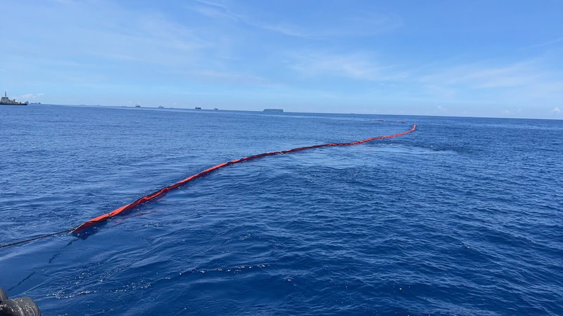 帛琉籍貨櫃船「天使輪」在高雄港外海進水沉沒,船艙仍有逾400噸油料,高雄港已圍設攔油索。(高雄港務分公司提供)中央社記者洪學廣傳真 112年7月21日