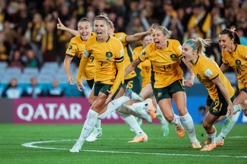2023年女子世界盃足球賽20日登場，澳洲隊（圖）在大將柯爾因傷缺陣情況下，仍以1比0踢贏愛爾蘭取得開門紅。（圖取自twitter.com/TheMatildas）