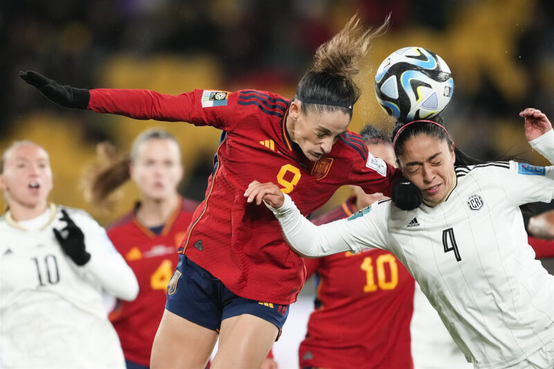 西班牙隊（紅衣）21日在世界盃女足小組賽拿下首勝，最終3比0輕取哥斯大黎加。（美聯社）