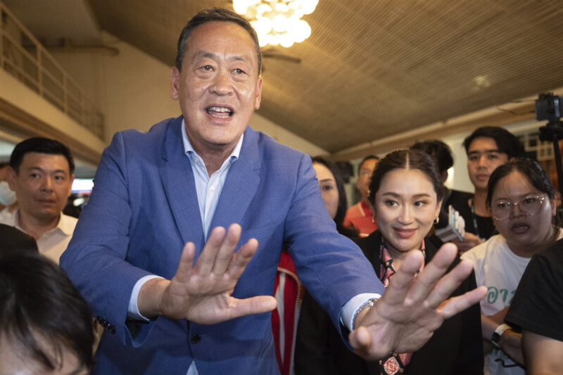 為泰黨3名總理候選人之一賽塔(前左)在27日總理選舉投票處於有利地位。(美聯社)