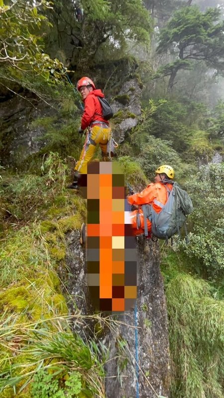47歲鄭姓女山友跟團走奇萊東稜路線,17日上午跟領隊最後1次通聯後失聯,所幸鄭女裝備及糧食充足,搜救人員20日尋獲鄭女時,鄭女生命跡象穩定,由搜救人員協力將鄭女拉回步道。(花蓮縣消防局提供)中央社記者張祈傳真 112年7月21日
